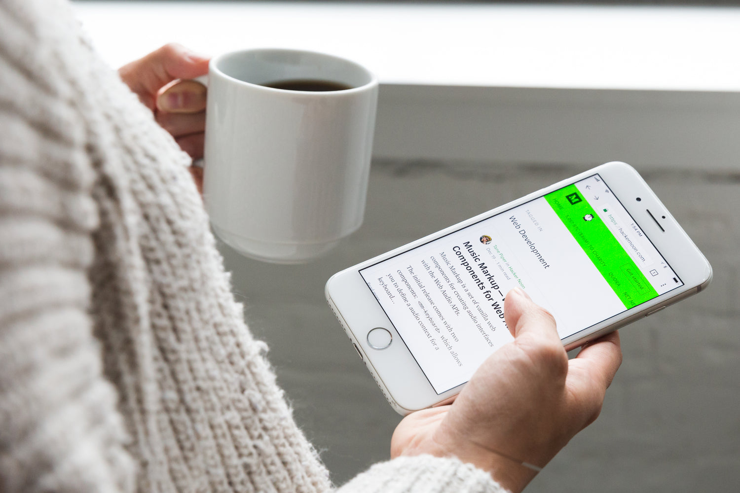 Bannière blog téléphone en main et café